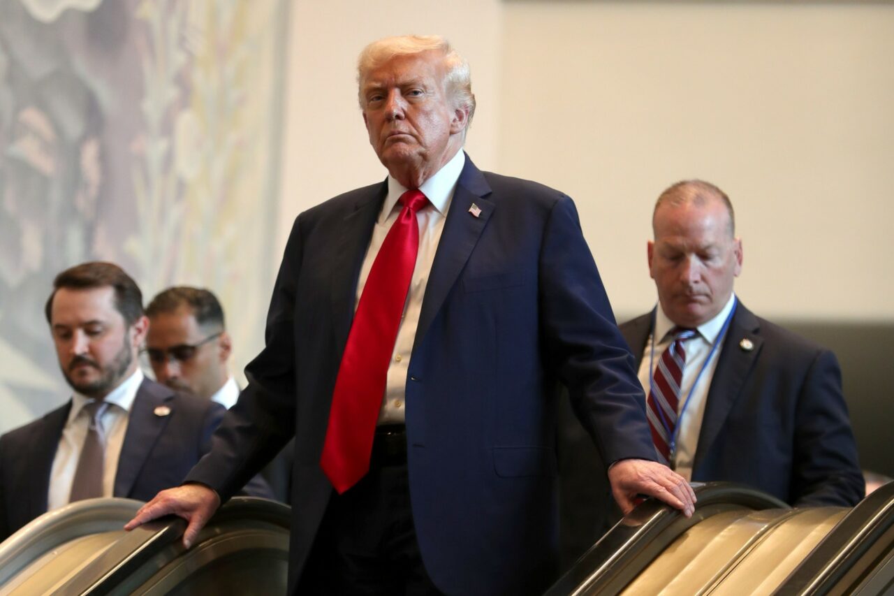 Incident bizar la ONU. Scara rulantă s-a blocat fix când au urcat Donald și Melania Trump. Casa Albă cere anchetă pentru „sabotaj” – VIDEO