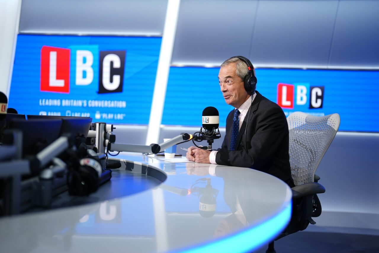 Nigel Farage, ținta criticilor după ce i-a acuzat pe românii din Marea Britanie că ar mânca LEBEDELE din parcuri