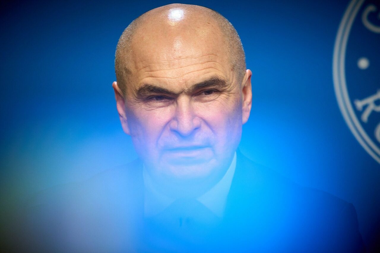 Profesorii trebuie să aștepte până în 2026 ca să-și primească restanțele salariale. Bolojan le-a amânat plata, pe ascuns