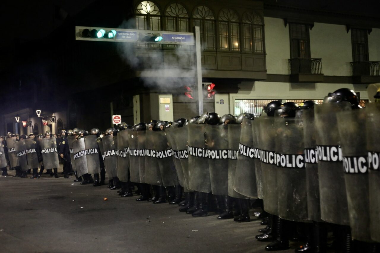 După Nepal, protestele Gen Z au ajuns în PERU. Cel puțin 14 protestatari și 12 polițiști, răniți în ciocnirile violente de la Lima