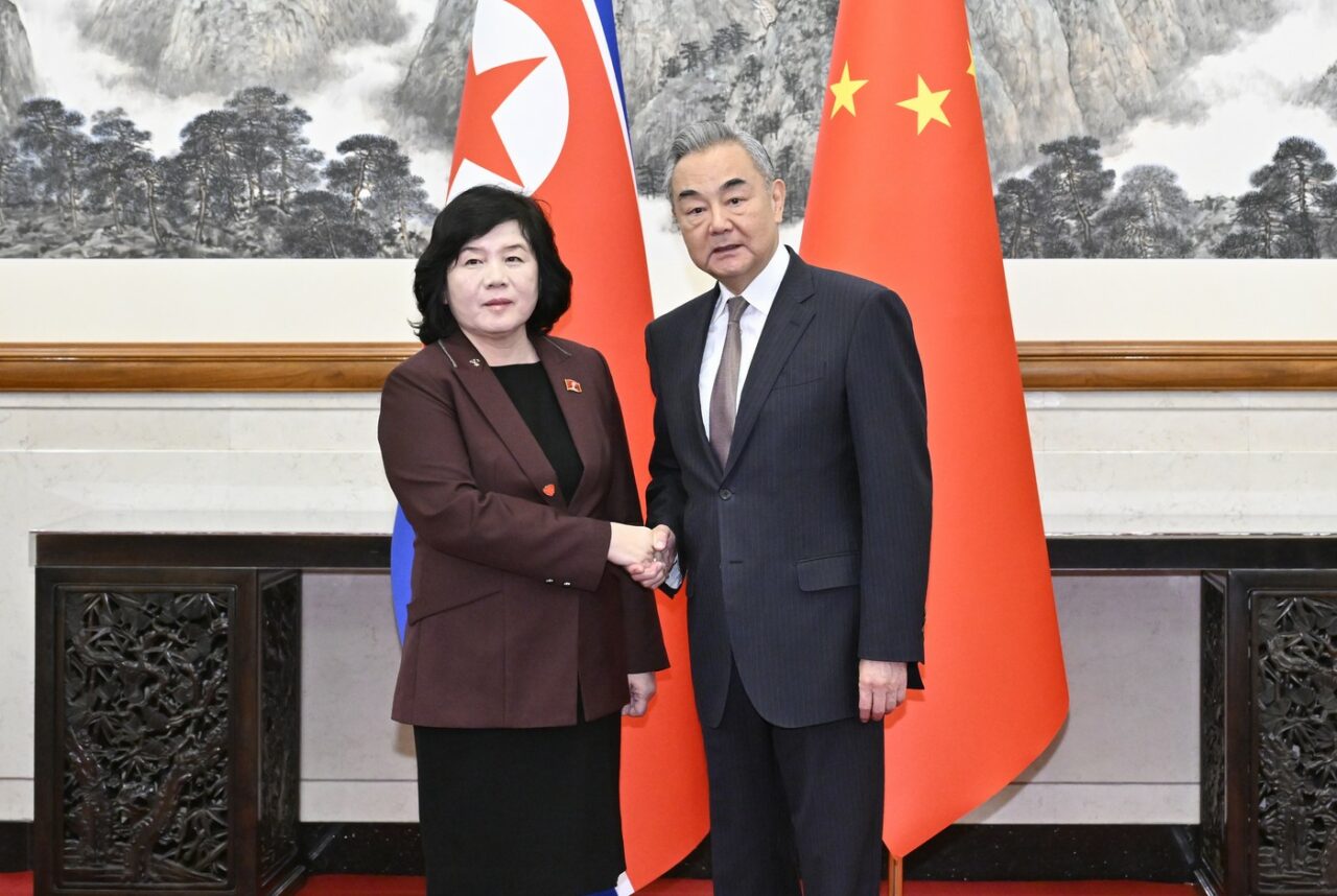 Coreea de Nord și China se opun „HEGEMONISMULUI” și „unilateralismului”/ Miniștrii de Externe s-au angajat să mențină parteneriatul strategic