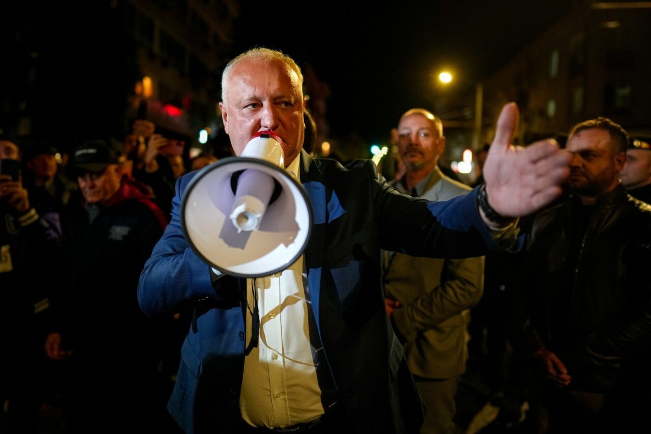 Imagini din Republica Moldova: Altercații între susținătorii partidului Maiei Sandu și opoziție, după rezultatul alegerilor parlamentare din Republica Moldova