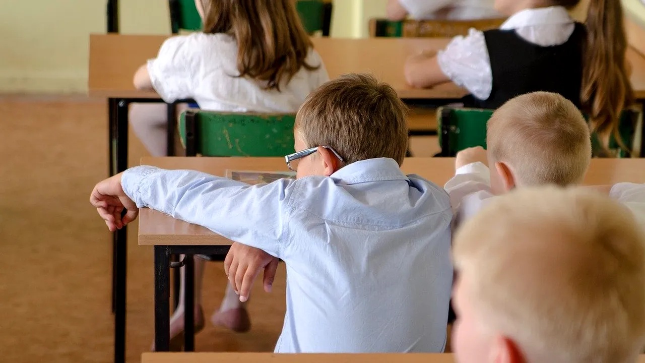 Anunț crucial pentru 1.8 milioane de preșcolari și elevi. Ce se întâmplă cu bugetul PROGRAMULUI pentru școli / Operațiunea fructele, laptele și cornul