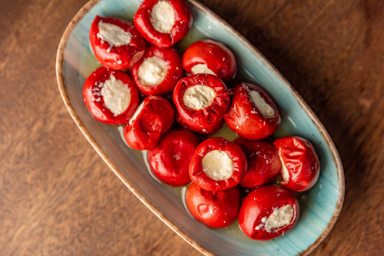 Rețetă rapidă de ardei iuți umpluți cu brânză. Cum prepari un aperitiv gustos pentru invitați