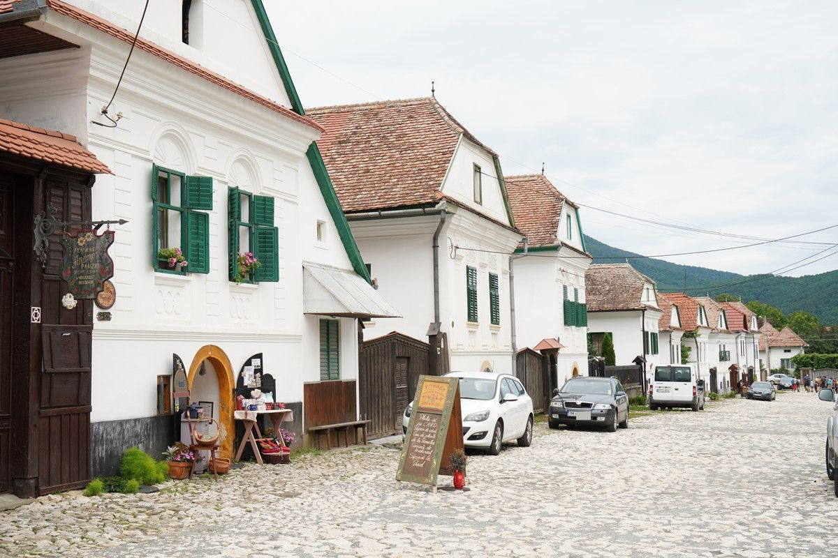 Satul din România care strânge anual peste 100.000 de turiști. Peisajele sunt cele care îi atrag pe curioși