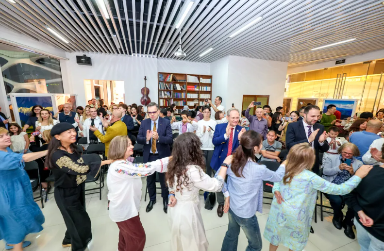 Chinezi în hora românească la Beijing. Surorile Osoianu și cobzarul Sergiu Diaconu au INCENDIAT Institutul Cultural Român din Orient