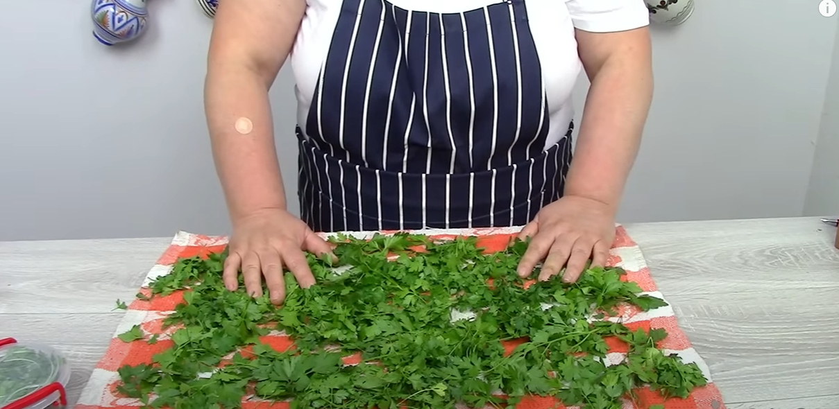 Gina Bradea te învață cum să conservi pătrunjel, leuștean, mărar pentru la iarnă