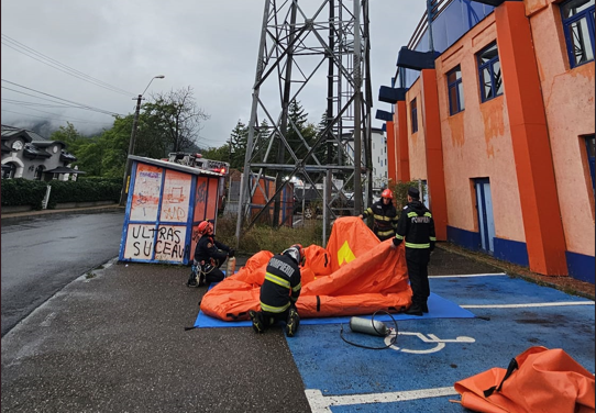 Un bărbat s-a urcat pe stâlpul de iluminat al stadionului Ceahlăul în semn de PROTEST