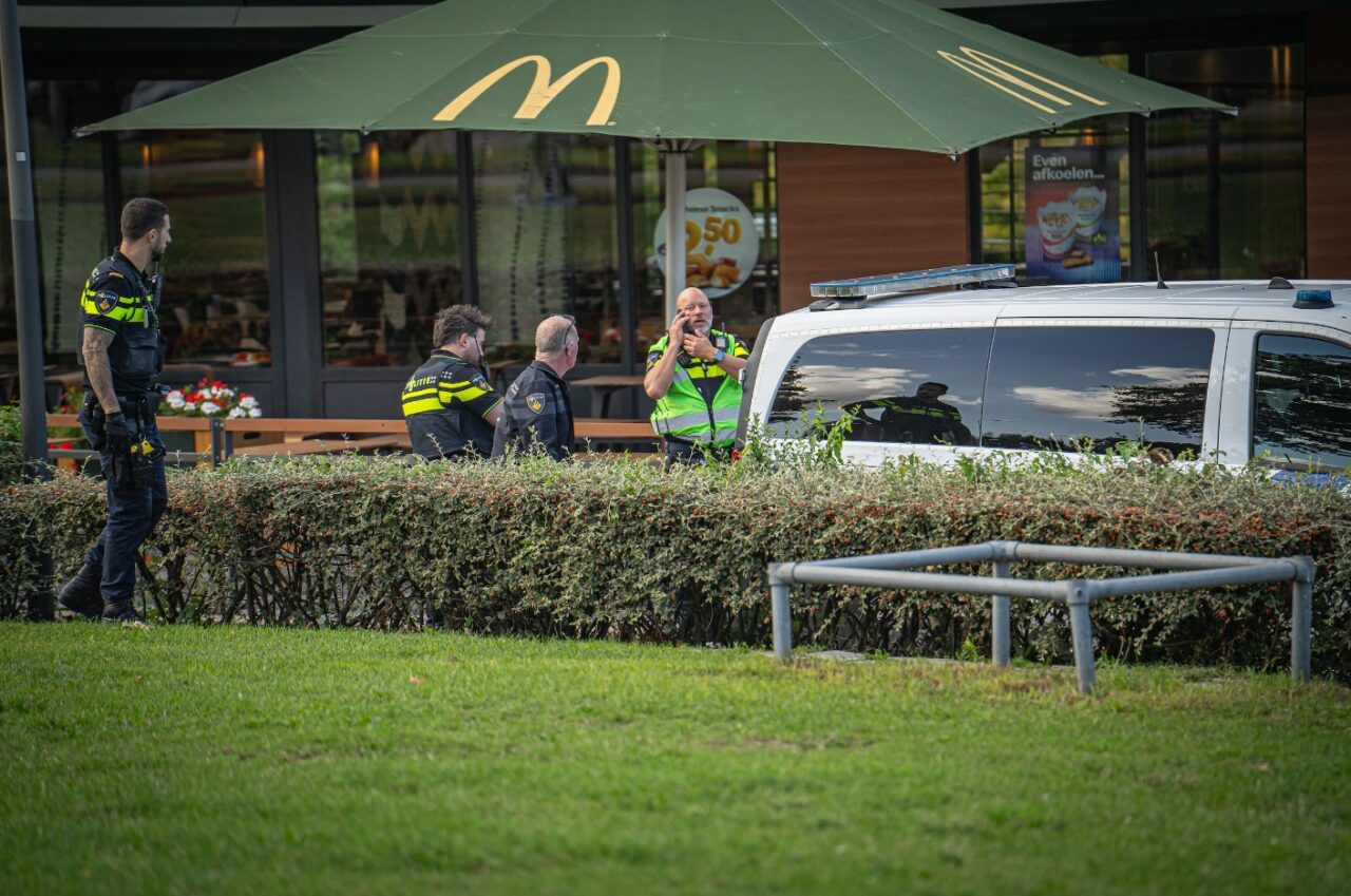 Un adolescent de 15 ani a fost împușcat mortal de poliție într-un McDonald’s din Olanda. Clienții, în stare de șoc după incident