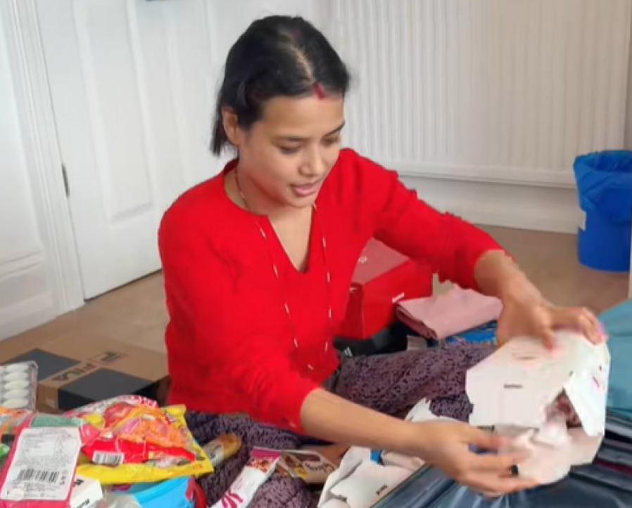 Imagini tulburătoare cu o nepaleză care se întorce acasă după 2 ani de muncă în Europa. Ce își pune în bagaje