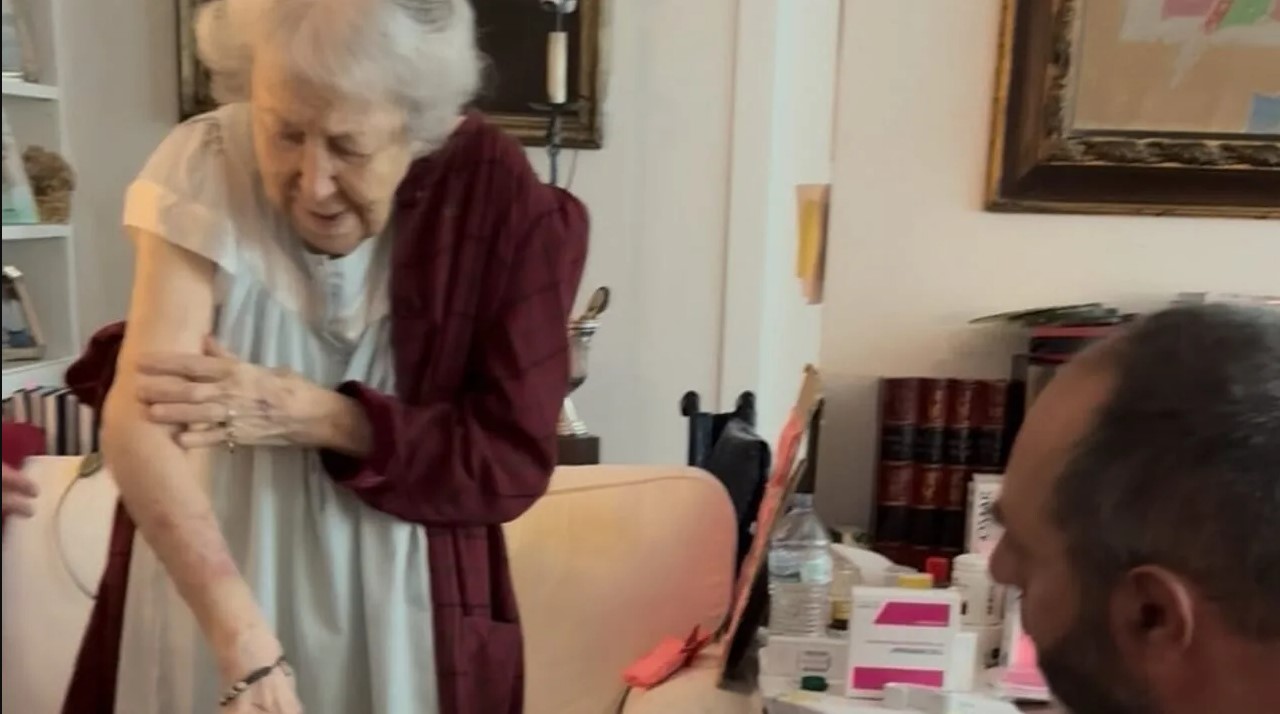 Cum a salvat o badantă viața unei bătrâne din Italia. Dormitorul acesteia a fost invadat de mii de viespi