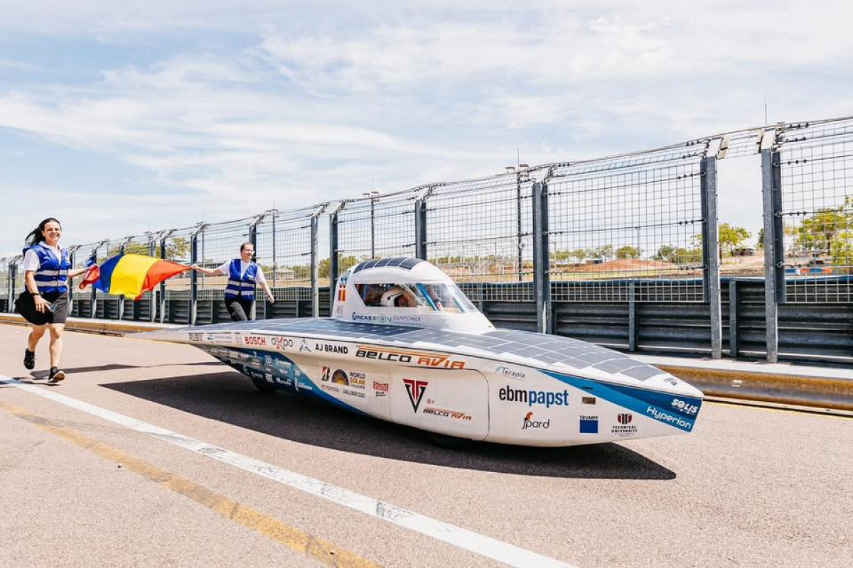 Aventură românească în Australia. O echipă de studenți români a TRAVERSAT continentul cu un vehicul solar: „Autonomie de 300 km fără soare”