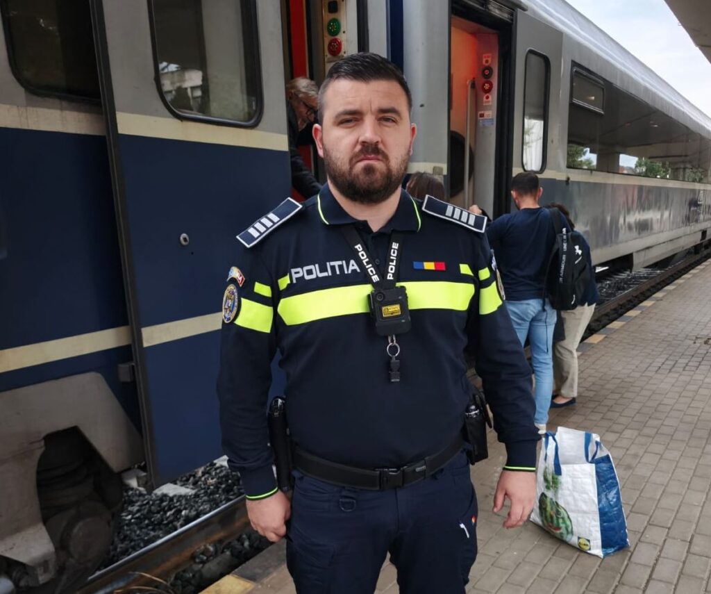 Emanuel, polițistul din IAȘI care a învățat limbajul mimico-gestual și este sprijin pentru persoanele cu deficiențe de auz și vorbire