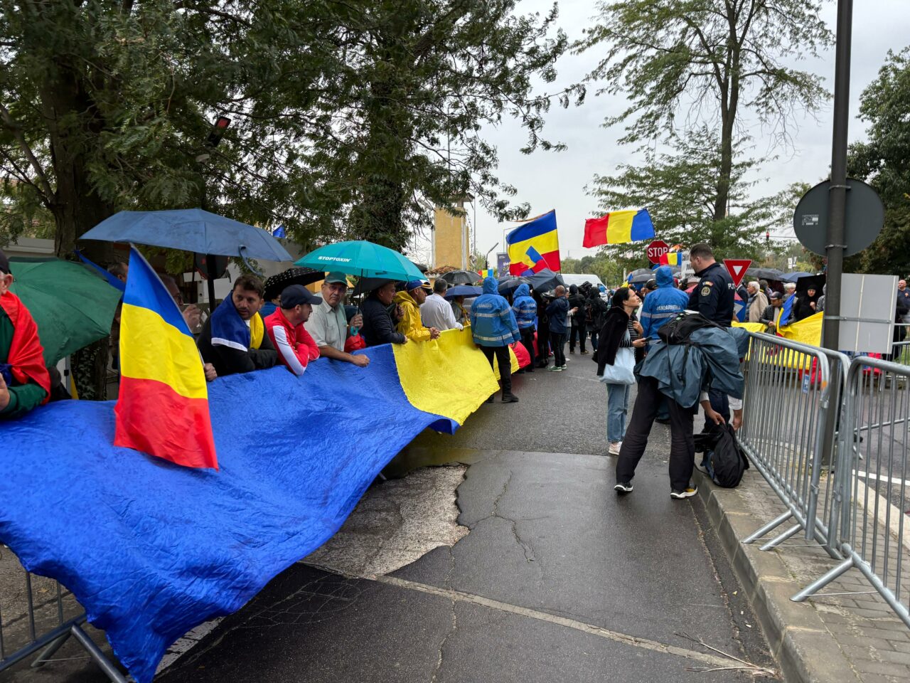 Jandarmii au dat amenzi simpatizanților lui Călin Georgescu adunați în fața poliției din Ilfov: „S-a impus intervenția forțelor de ordine”