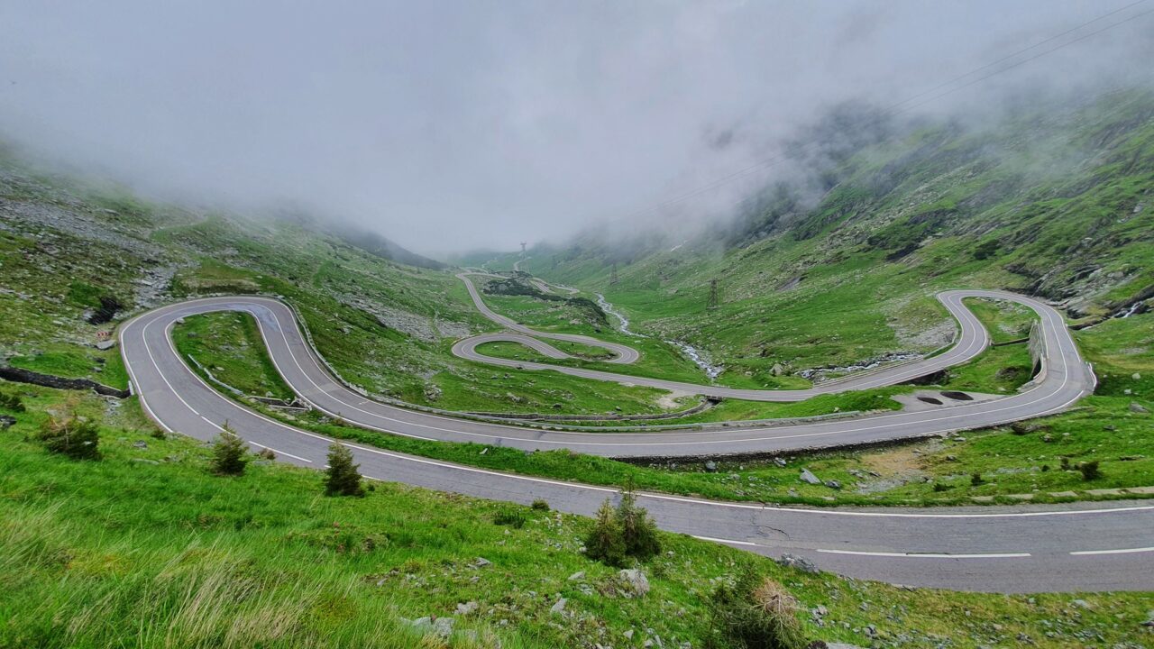 Transfăgărășan la 51 de ani. CNAIR vrea să modernizeze cel mai spectaculos drum din România, cu parcări sau zone de tip „viewpoint”
