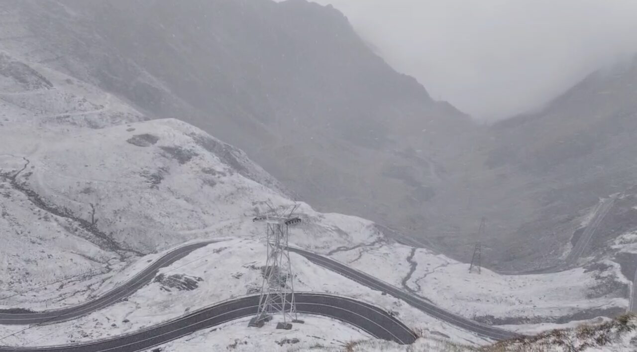 IARNĂ în toată regula pe Transfăgărășan la final de septembrie. Temperaturile au scăzut sub pragul înghețului. S-a depus strat de zăpadă