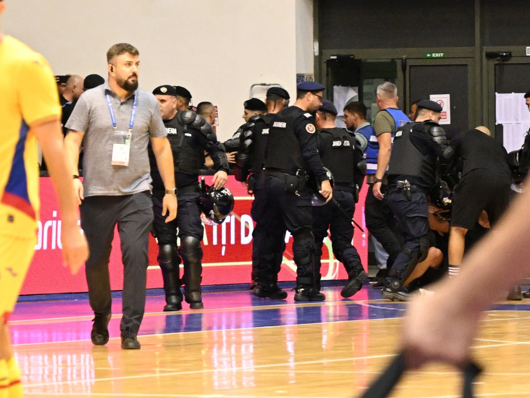 Ultrașii s-au bătut cu jandarmii la meciul de futsal România – Ungaria. Tricolorii au ratat calificarea la EURO 2026. VIDEO