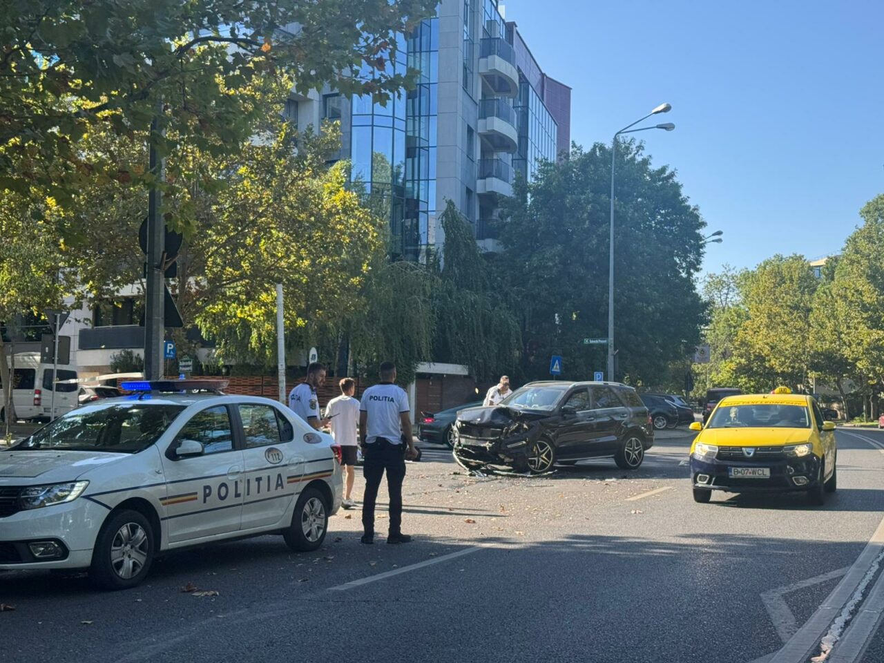 Accident grav în București: Două mașini, daună TOTALĂ. O victimă a fost transportată la spital