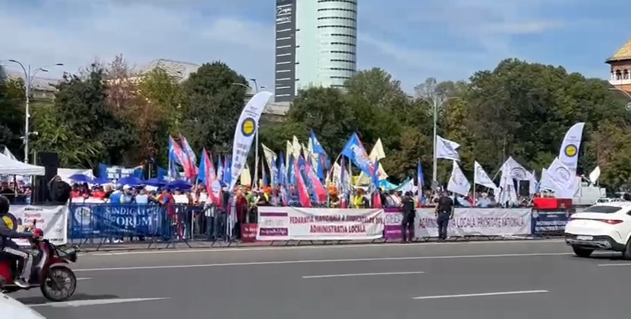 Capitala sub blocadă. Valul de proteste din administrația publică ar putea paraliza Bucureștiul. Mii de oameni s-au strâns deja în fața Guvernului. Angajații Executivului se alătură protestatarilor