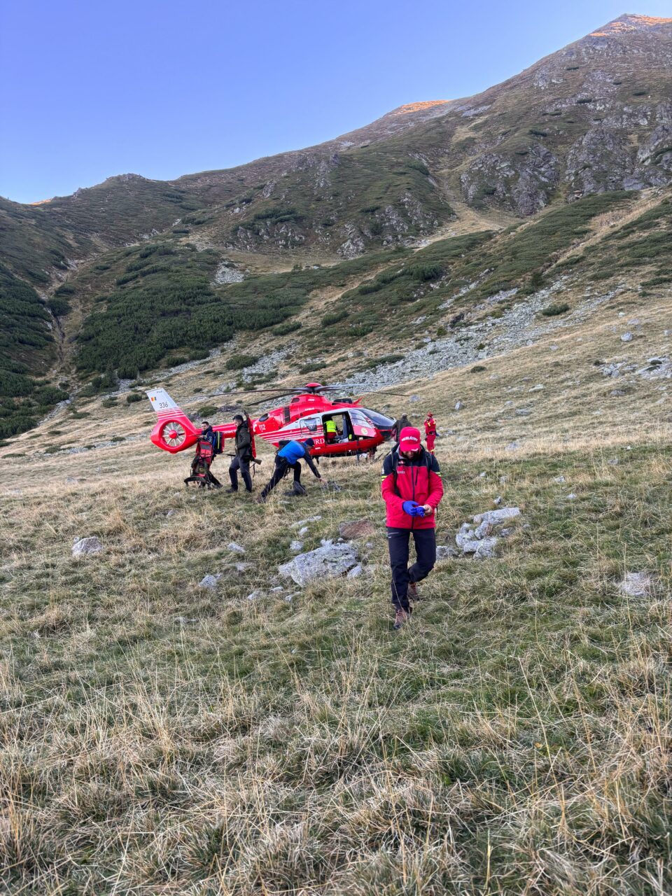 Un cioban a fost MUȘCAT de urs la o stână din masivul Iezer-Păpușa / Intervenție maraton a salvatorilor: 12 ore a durat acțiunea jandarmilor montani