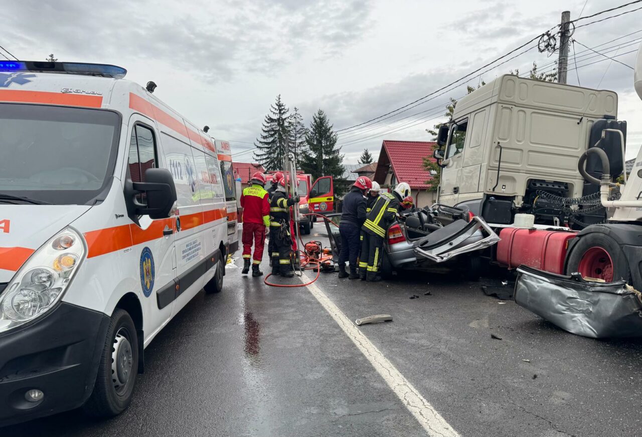 Accident cu TREI MORTI în Argeș. Coliziune mortala între un autoturism și un TIR pe DN7