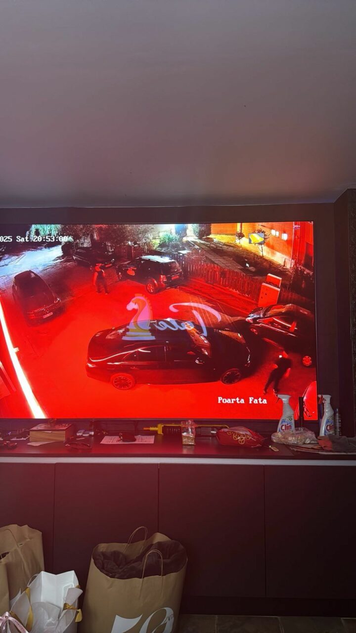 Alertă la vila fraților Tate din Ilfov. Poliția a fost chemată să imobilizeze un individ înarmat cu un pistol. Incidentul, transmis live pe internet