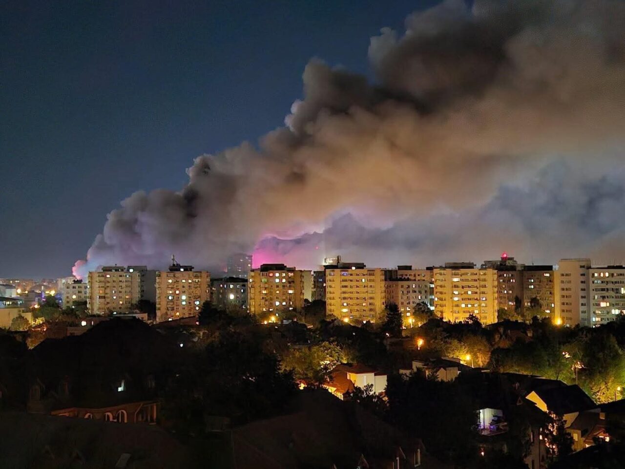 Incendiu devastator la un depozit din sectorul 2. Mesaje Ro-Alert în rafală. NOAPTE ALBĂ pentru pompieri. Flăcările se extind