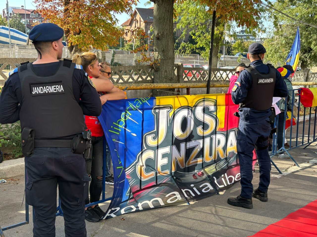 Călin Georgescu este așteptat la poliție cu un covor roșu. Deja este cercetat un susținător care arbora un steag cu însemnele Mișcării Legionare