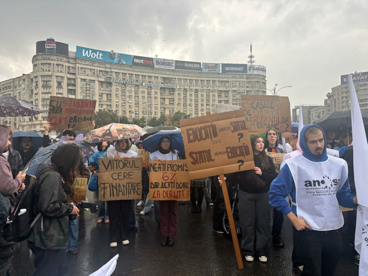 Sute de studenți protestează în ploaie, în Piața Victoriei, față de măsurile Guvernului Bolojan
