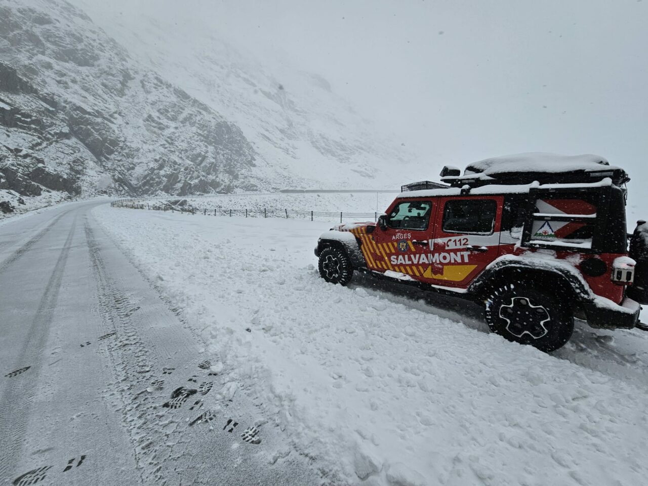 Ninge la Capra. Salvamontiștii AVERTIZEAZĂ turiștii să fie echipați corespunzător