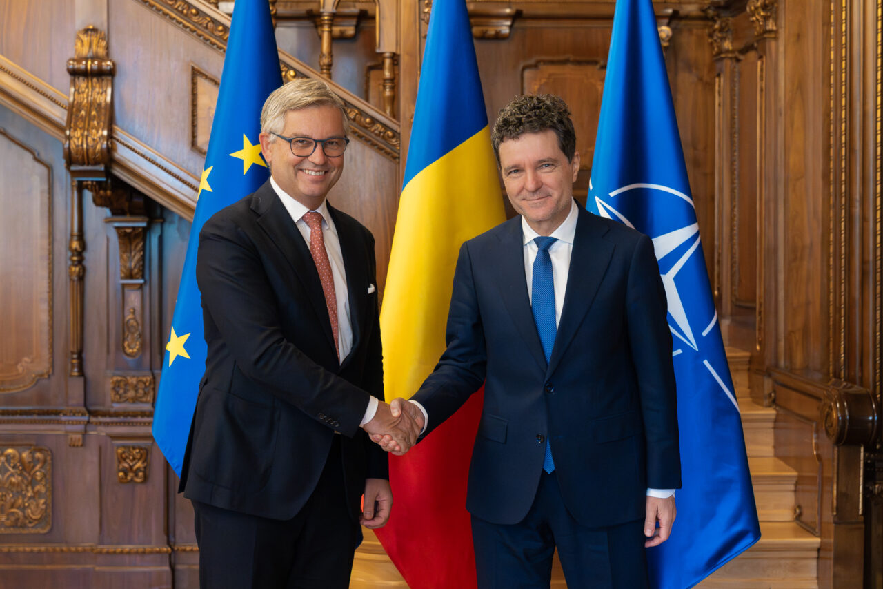 Cu propriul guvern pe un butoi de pulbere, Nicușor Dan se întâlnește cu un comisar european să discute de „amenințări hibride”