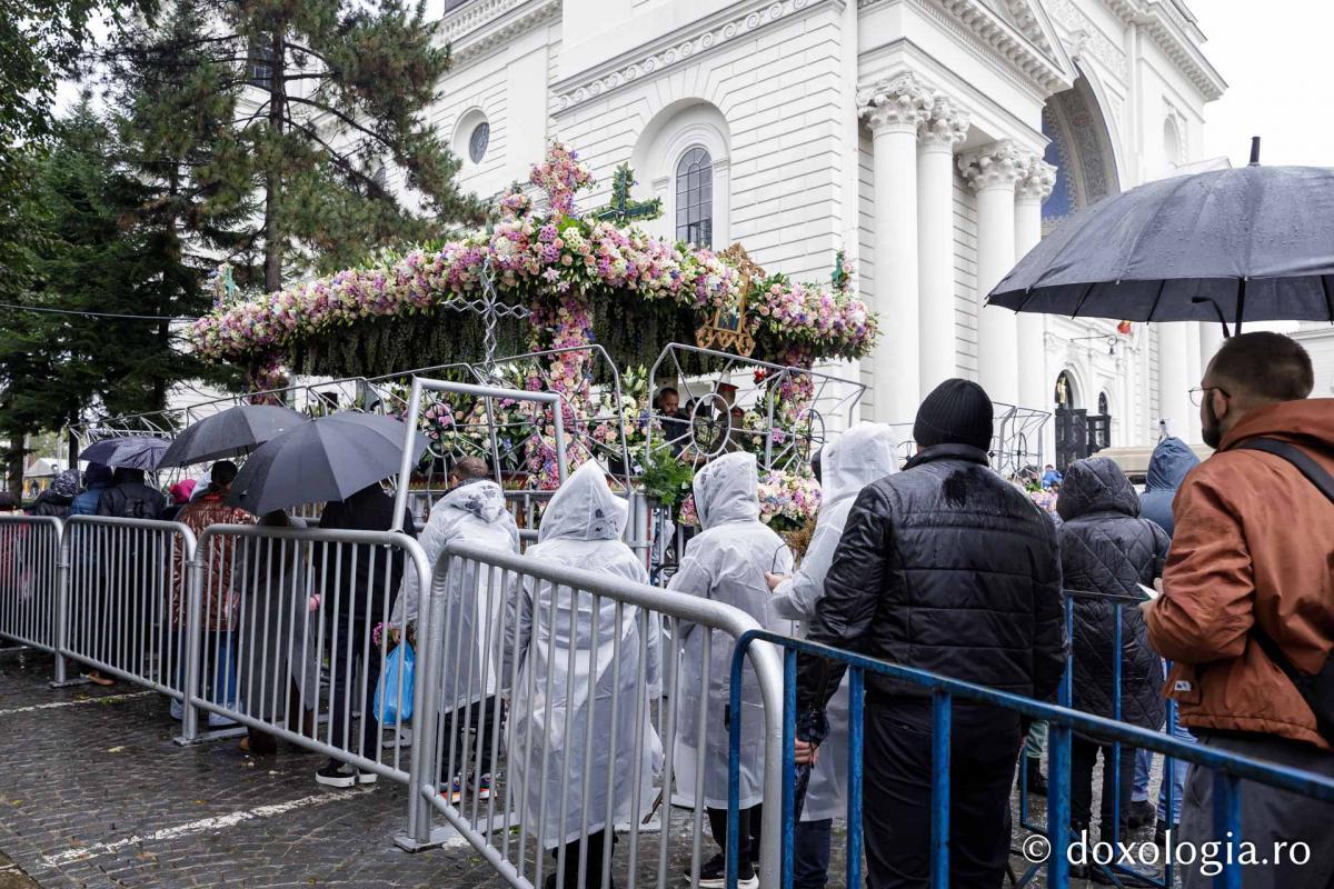 Câți PELERINI au trecut pe la racla cu moaştele Sfintei Cuvioase Parascheva, până acum. În acest moment, stau la coadă peste 20.000 de persoane