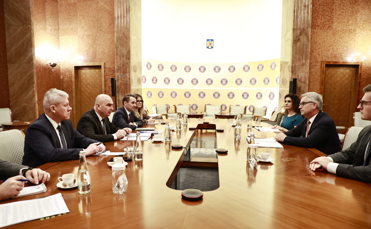 Bolojan, întrevedere cu comisarul european pentru afaceri interne și migrație, Magnus Brunner. Pe agendă: Migrația ilegală și securitatea Mării Negre