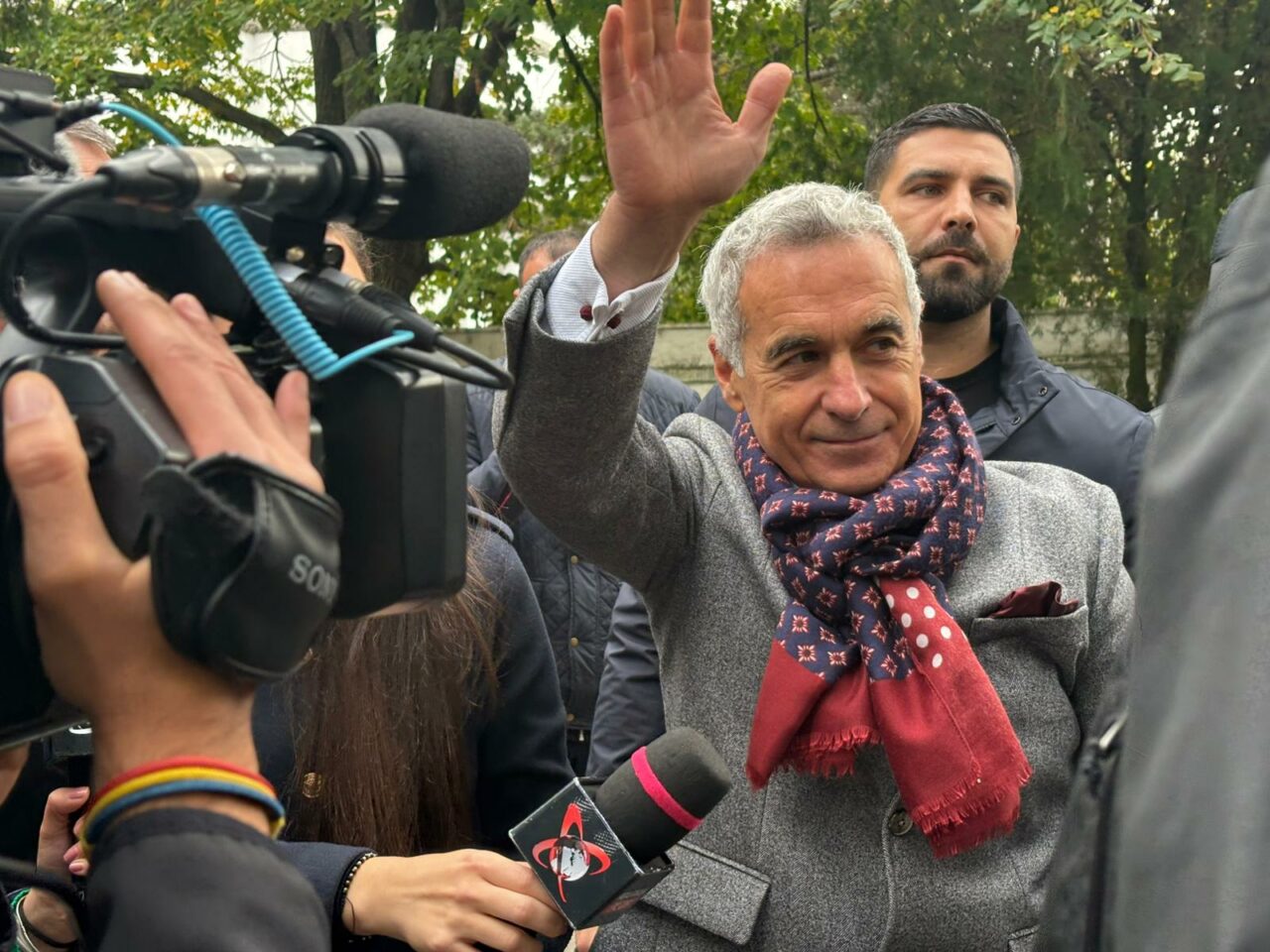 Călin Georgescu a semnat controlul judiciar la Buftea. Amplă mobilizare a susținătorilor săi