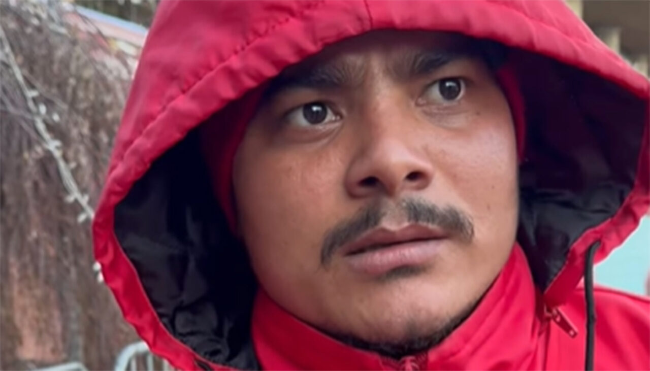 Nepalezul din imagine câștigă în România 4.000 lei lunar. Cât din acest SALARIU trimite acasă, lună de lună