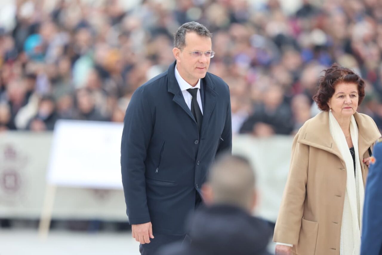 Miniștrii Ionuț Moșteanu și Oana Țoiu, huiduiți la plecarea de la Catedrala Națională: „Huo! Hoții! Trădătorilor! Demisia!”