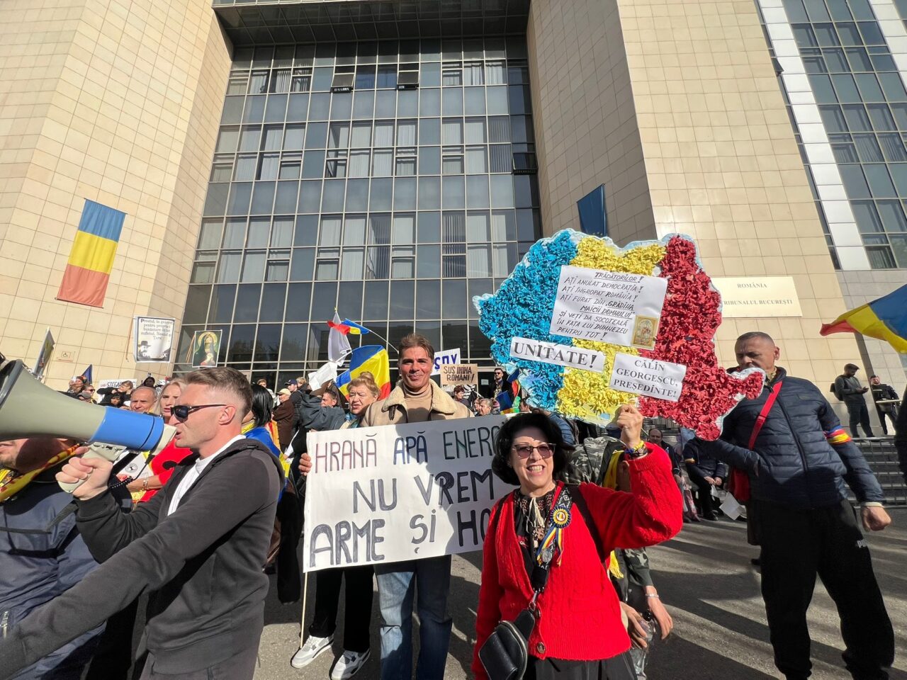 NERVI, țipete și îmbrânceli între jandarmi și fanii lui Călin Georgescu. Doi susținători ai suveranistului au fost săltați