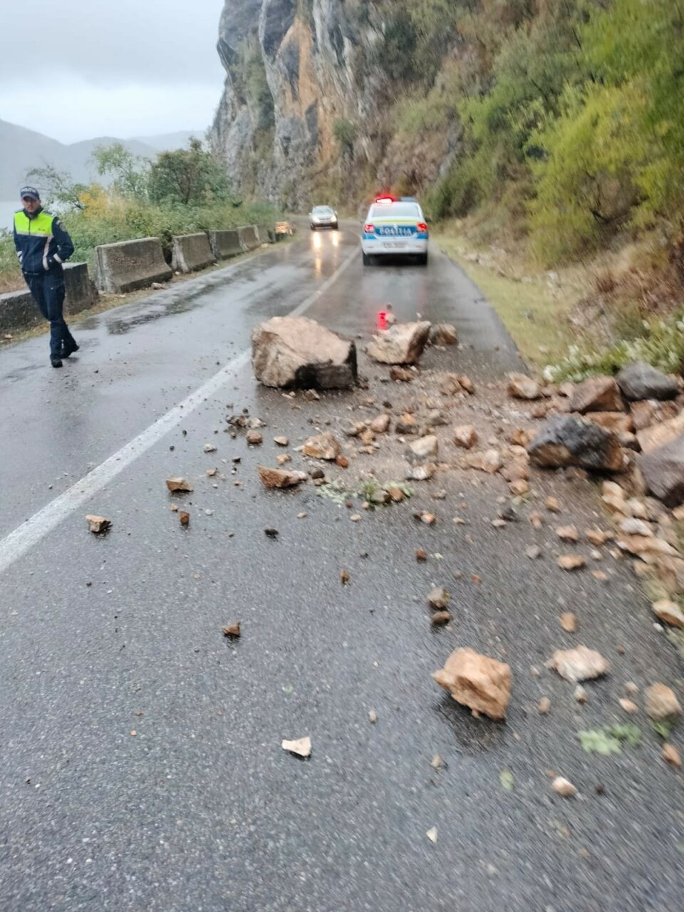 AVERTISMENT important pentru șoferi în plină iarnă. Zonele pericol de pe DN 57 / Atenție la desprinderea rocilor și a copacilor de pe versanți