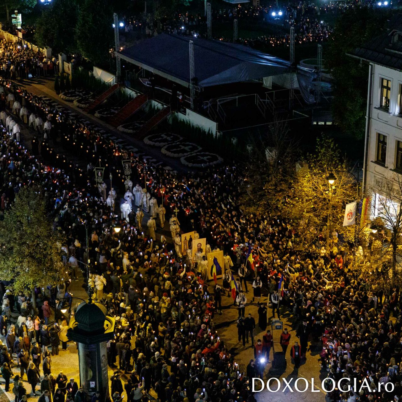 Noapte de credință la Iași. Sfânta Parascheva și Sfântul Grigore Palama au fost purtați în rugăciune pe „Calea Sfinților”