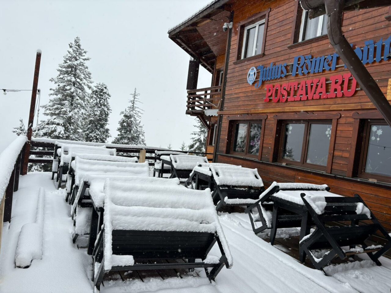 Pregătiți schiurile. Ninge în Poiana Brașov. Masivul Postăvaru este acoperit de zapadă. Și pe Transalpina-Voineasa stratul este deja consistent