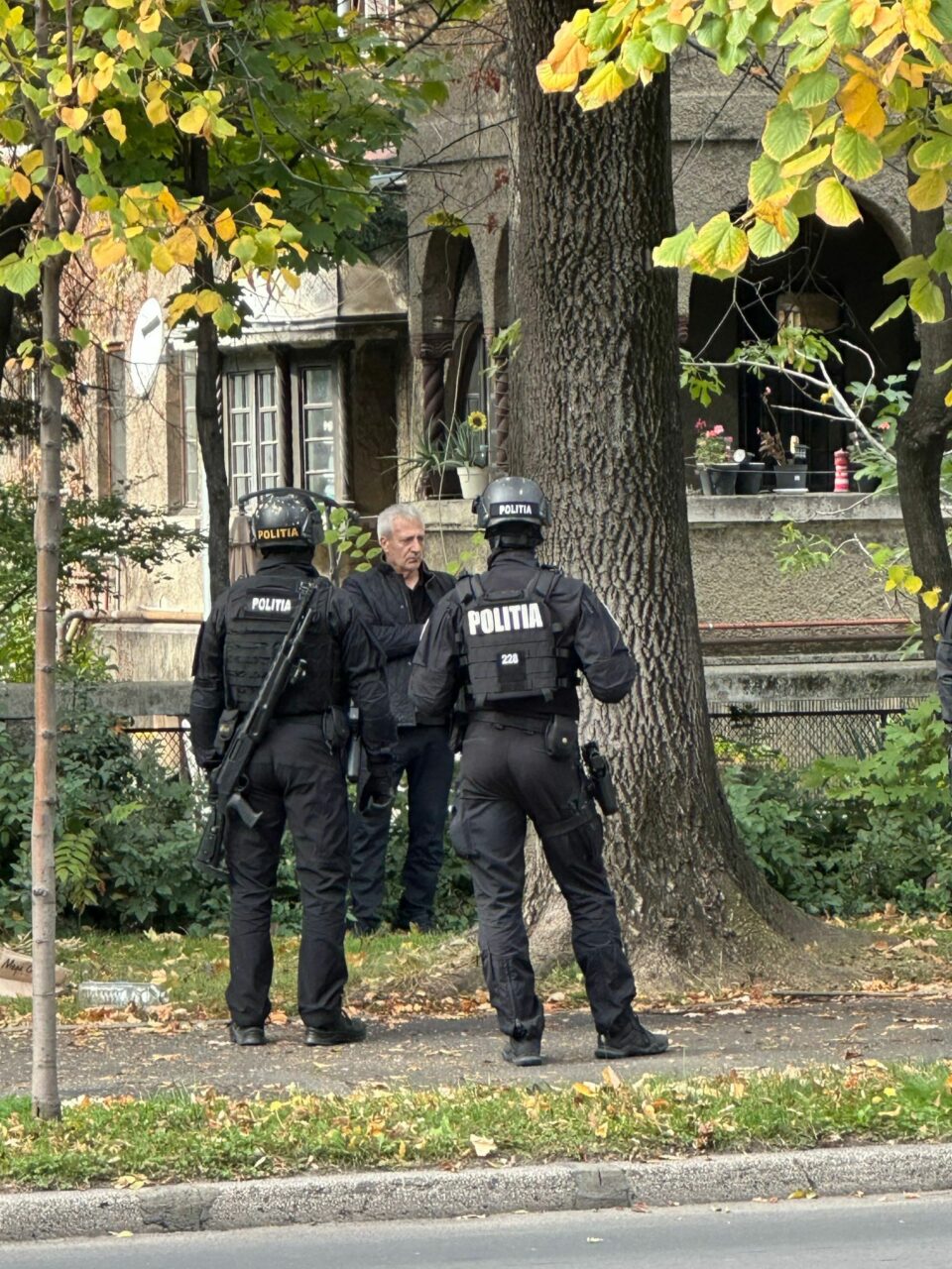 Imagini incredibile. Un bărbat din București amenință că își dă foc din cauza statului