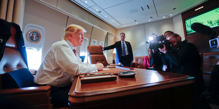 Trump răspunde, de la bordul Air Force One: „Donbasul nu a fost oferit Rusiei”/„Protestele No Kings cred că sunt o glumă”