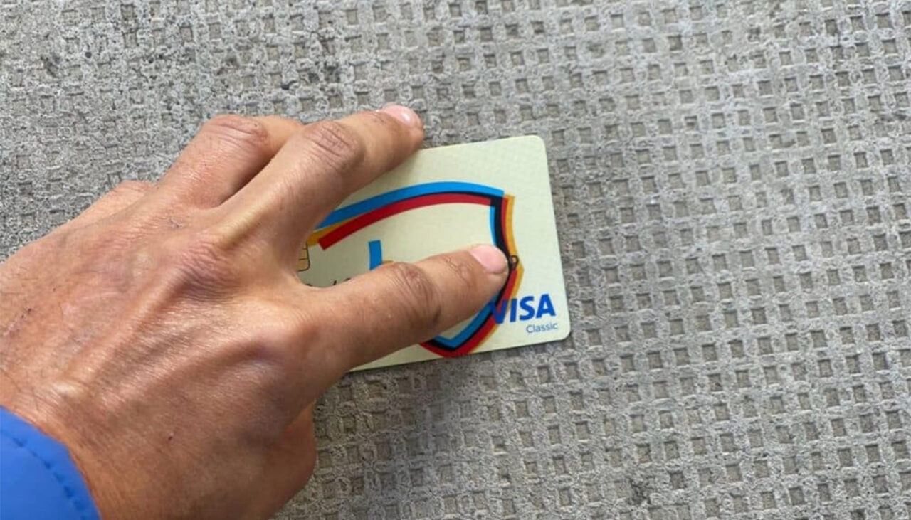 Un vietnamez din Cluj-Napoca și-a PIERDUT, în mall, cardul bancar pe care avea 3.609 lei. Ce a făcut o româncă, după ce l-a găsit într-un mall