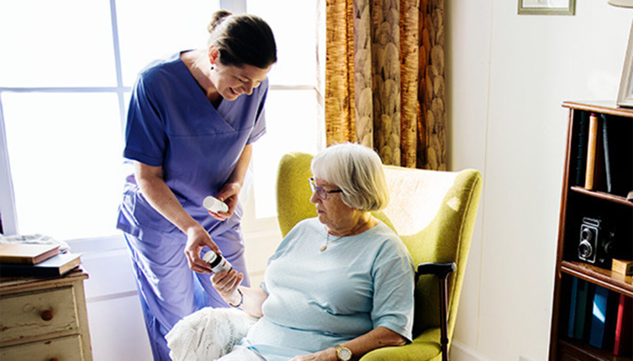 Ce salariu are o badantă în România, de fapt. Câți bani primește pentru a avea grijă de un bătrân, în 2025