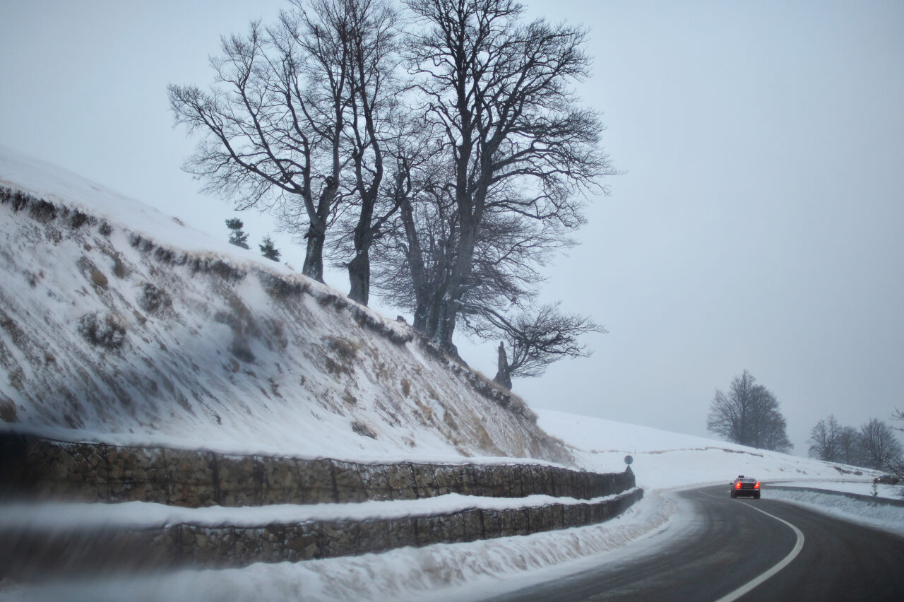 Transalpina, drumul închis și IZOLAT de autorități în fiecare iarnă. SOLUȚIA disperată găsită de oamenii de afaceri din zonă