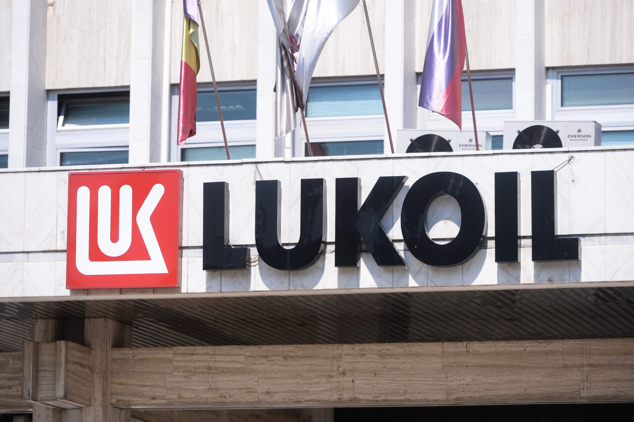 Efectul sancțiunilor UE asupra Lukoil. Bulgaria, în pană de benzină. Rezervele de carburanți ale țării vecine sunt suficiente pentru o singură lună