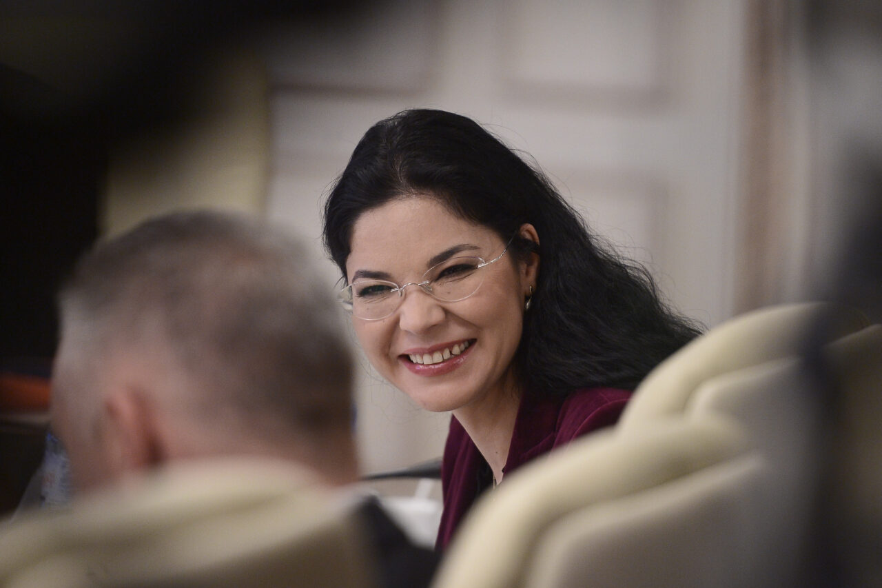 Detaliul care aruncă în aer România! Ron Aledo, „Spionul” Anei Birchall LEGĂTURI cu furnizorii tabletelor pe care a numărat STS voturile la alegeri