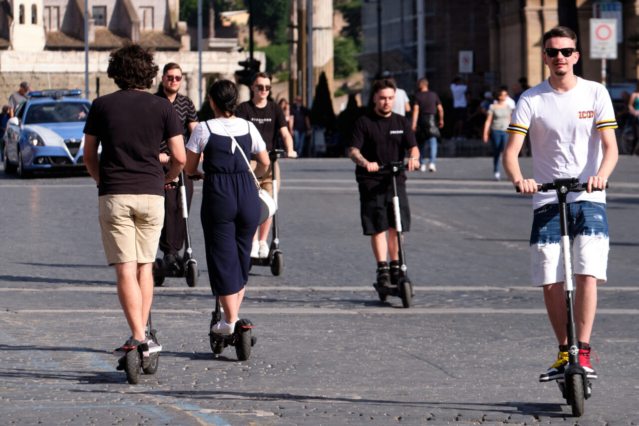Permisul ar putea deveni OBLIGATORIU pentru trotinete și biciclete electrice. Proiectul de lege depus în Parlament are în vedere și un examen scris