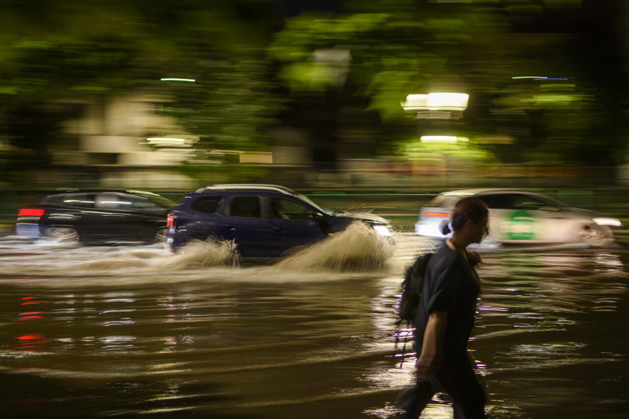 Risc crescut de INUNDAȚII în mai multe județe din cauza ploilor torențiale. Autoritățile au actualizat avertizarea hidrologică