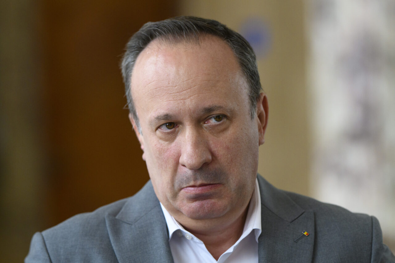 Austeritate cu portițe. Adrian Câciu acuză Guvernul Bolojan că „FENTEAZĂ legea”. Cum a ocolit șeful Cancelariei interdicția privind mașinile noi